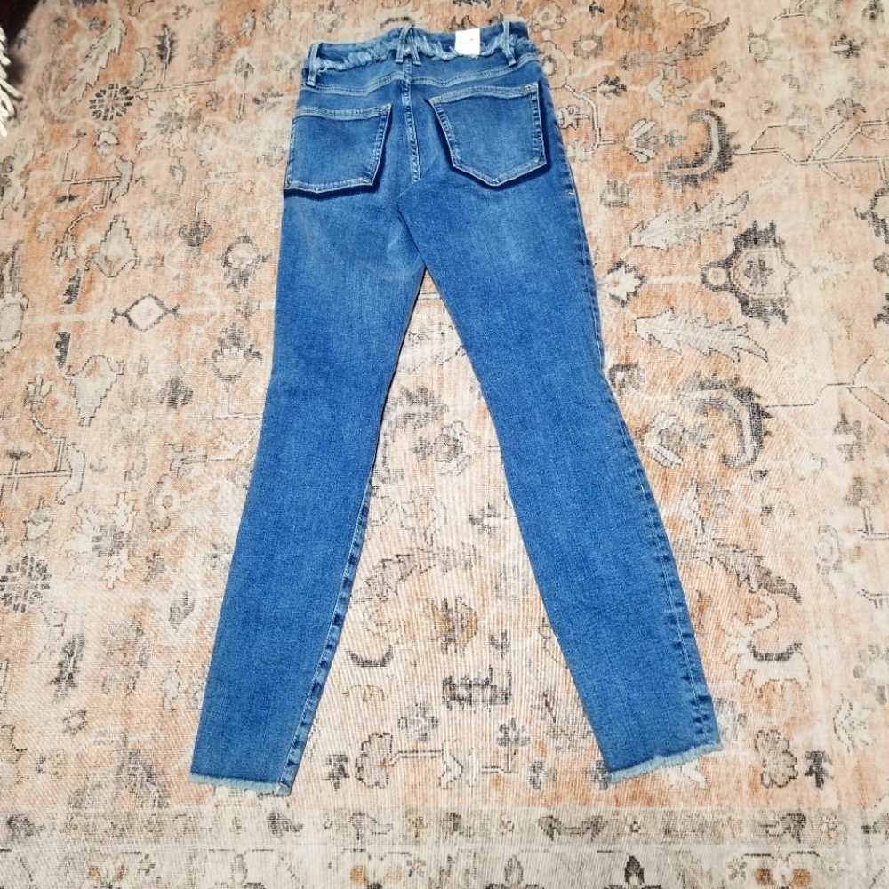 Good American *Good Legs* Frayed Waist  Distressed Skinny Jeans. Size: 2/26. - Picture 6 of 16